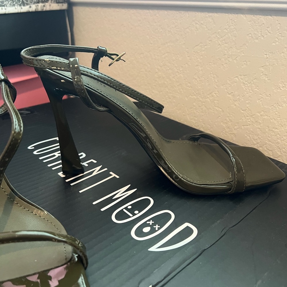 SIMMI London Olive Patent Strappy Block Heel Sandals - Picture 2 of 3